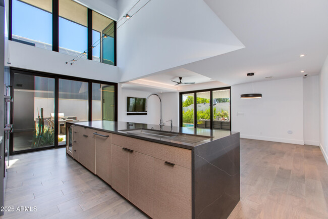 Building Photo - 1325 E Pomelo Grove Ln