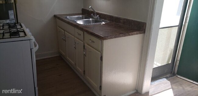 Building Photo - 2 br, 1 bath Apartment - 213 N Reno St