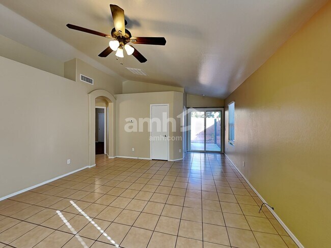 Foto del edificio - 2127 E Danbury Rd