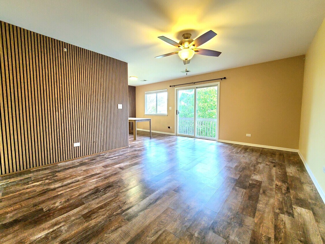 Primary Photo - 636 E Whispering Oaks Ct