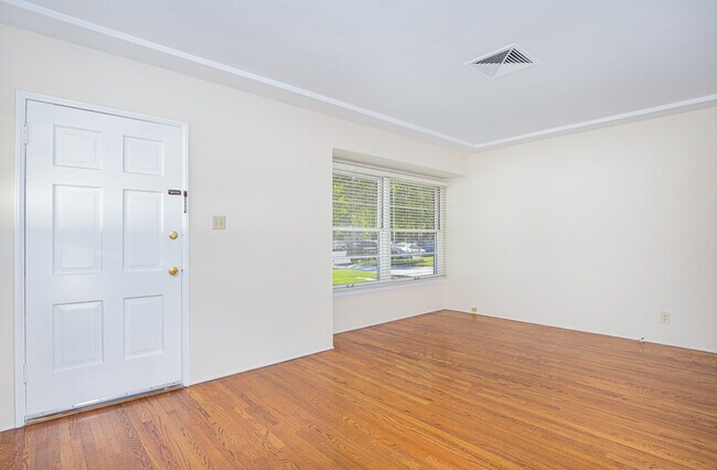 Building Photo - 1562 Riverside Dr