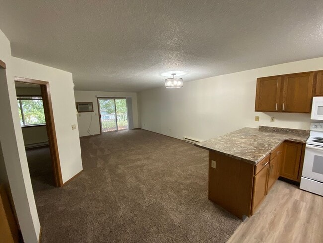 Building Photo - 3-Bed, 2-Bath Townhome - 2 Months Free on a 12-Month Lease!