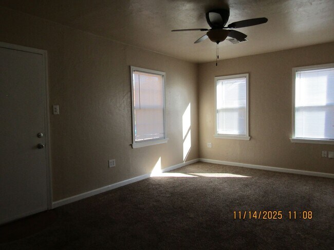 Foto del edificio - Fields and Dunning Home! Small Pet Negotiable with owner approval!