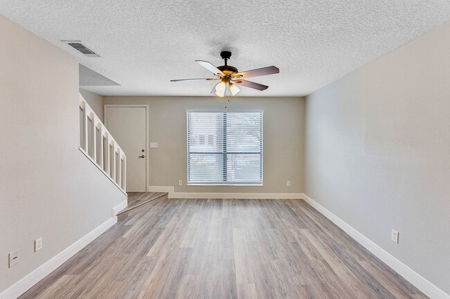 Building Photo - Newly Renovated 2/2.5 Townhome in Winter S...