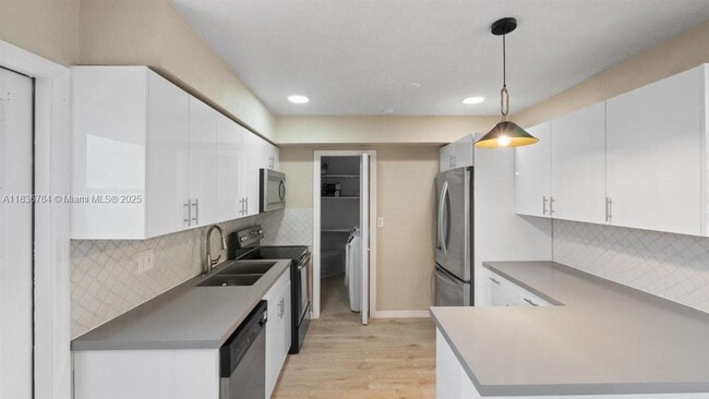 Building Photo - 7211 Shalimar St