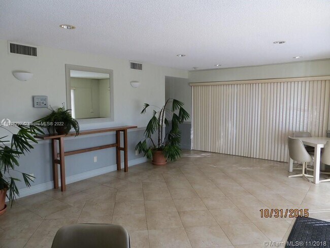 Foto del edificio - 7900 Camino Cir