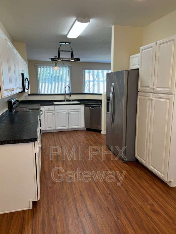 Building Photo - 2560 E Toledo Ct