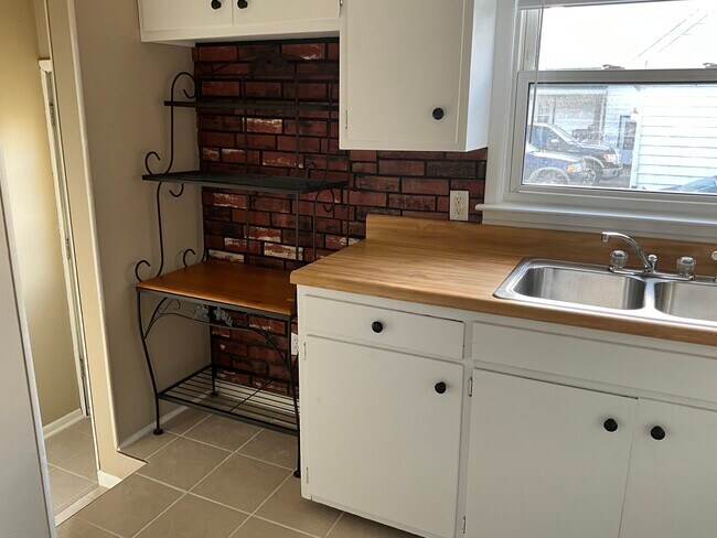 Kitchen Storage/Microwave rack. - 217 Sunnydale St