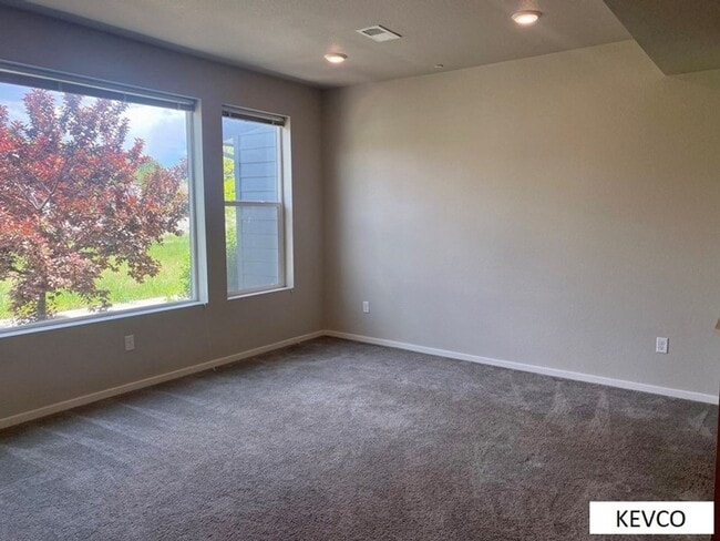 Building Photo - Lovely Newer Townhouse