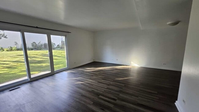 Foto del edificio - 1538 Crab Tree Dr