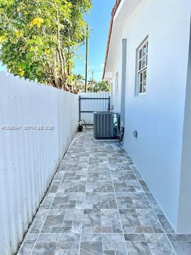 Building Photo - 1175 W 33rd Pl