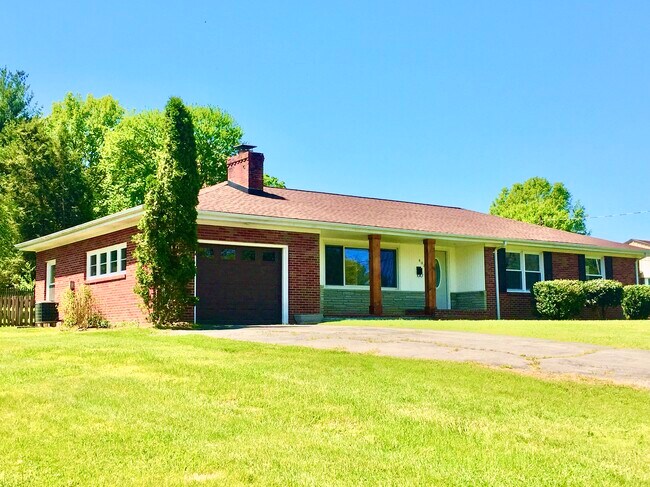 Foto del edificio - 802 Hillmoor Dr