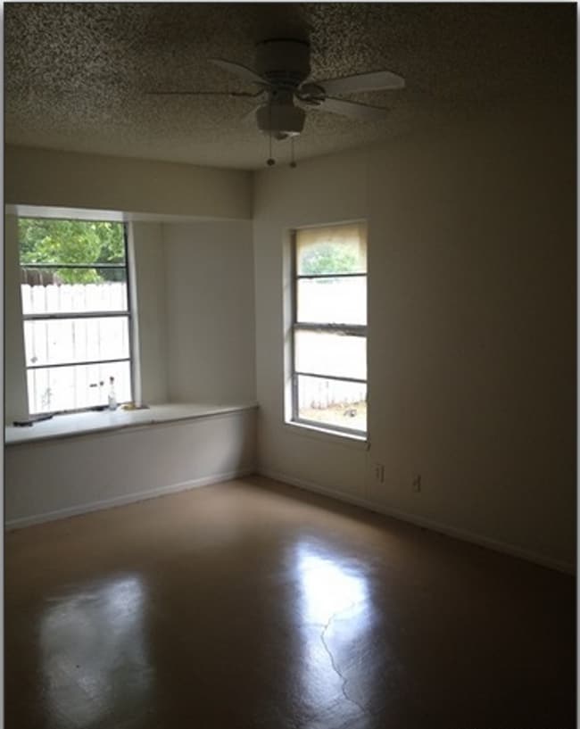 Building Photo - Large 2/2 duplex with a 2 car carport