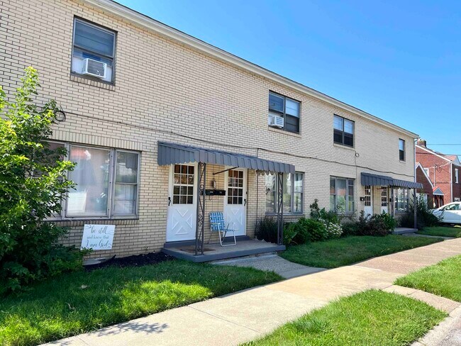 Front of building - 701 Broadway Blvd