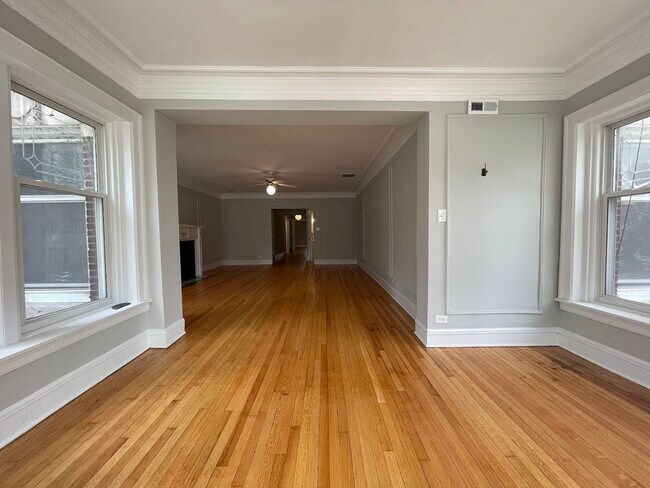 Building Photo - 6142 N Kenmore Ave