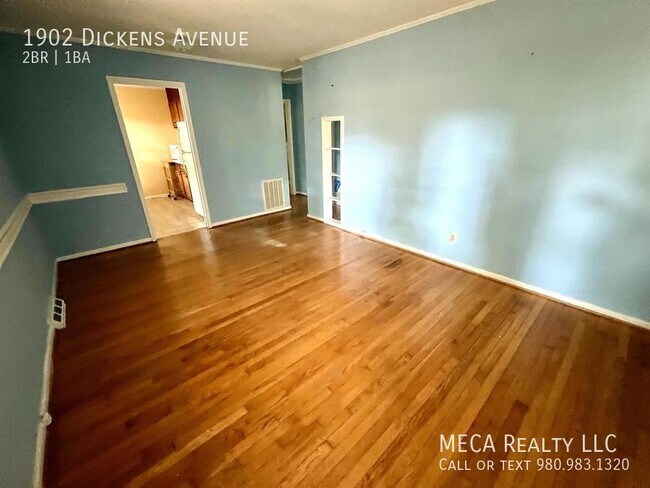 Foto del edificio - 1902 Dickens Avenue