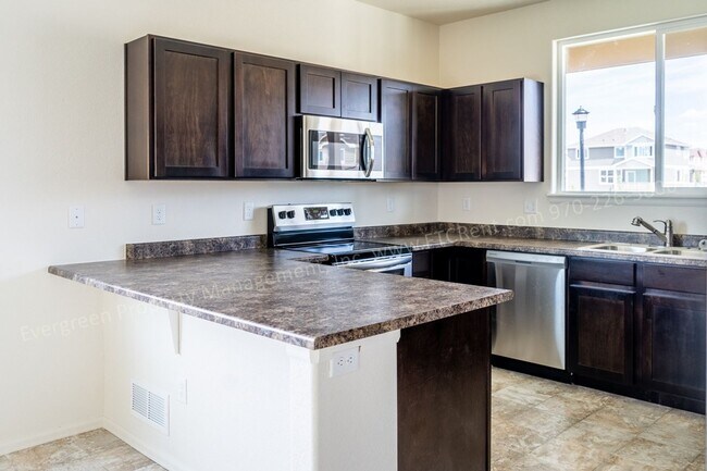 Foto del edificio - Gorgeous 4-Bed, 2.5 Bath Home in Windsor!