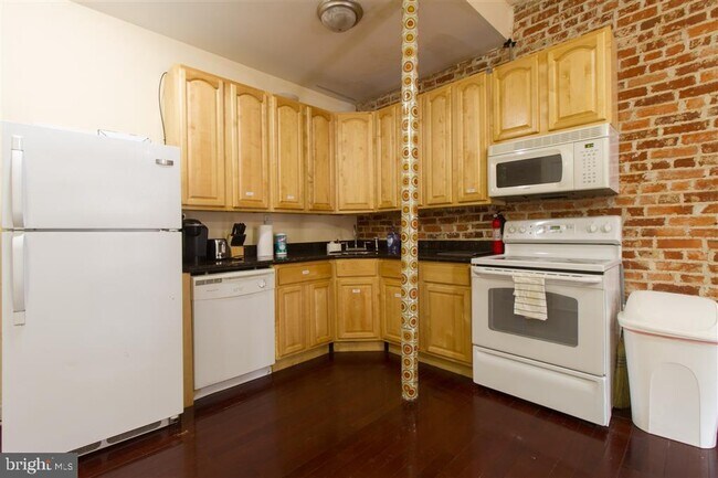 Building Photo - 4445 Chestnut St