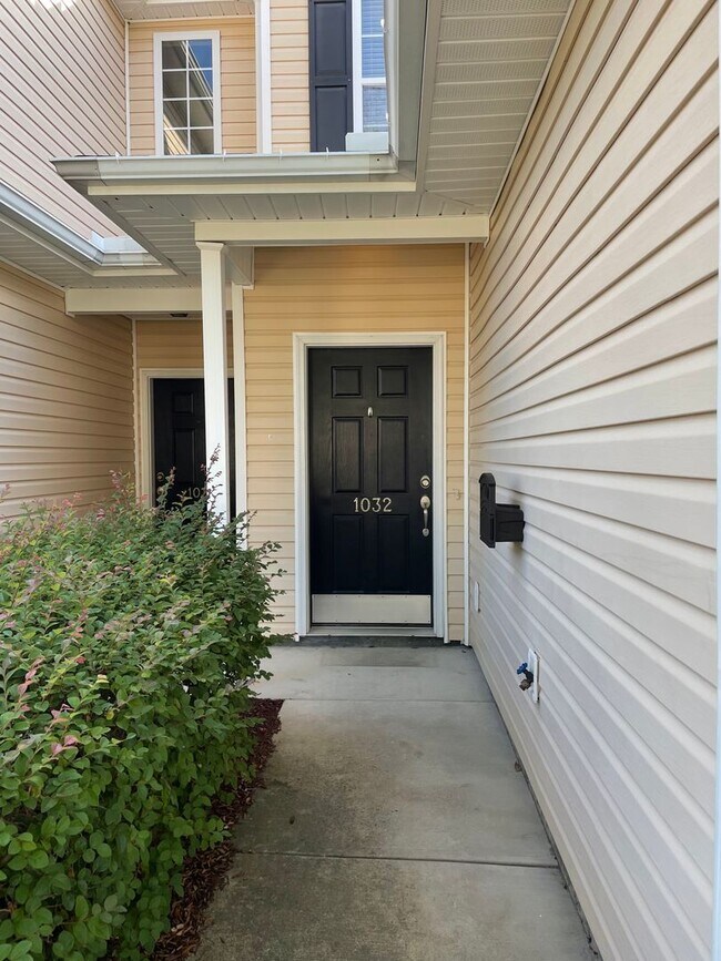 Foto del edificio - BRAND NEW FLOORING & FRESH PAINT - 3 Bedroom/2.5 Bath Townhome with garage in Wild Wing!
