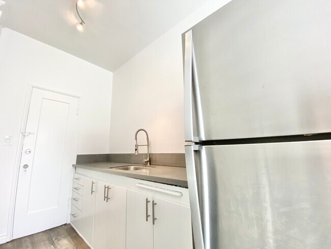 Building Photo - 323 E Lomita Ave