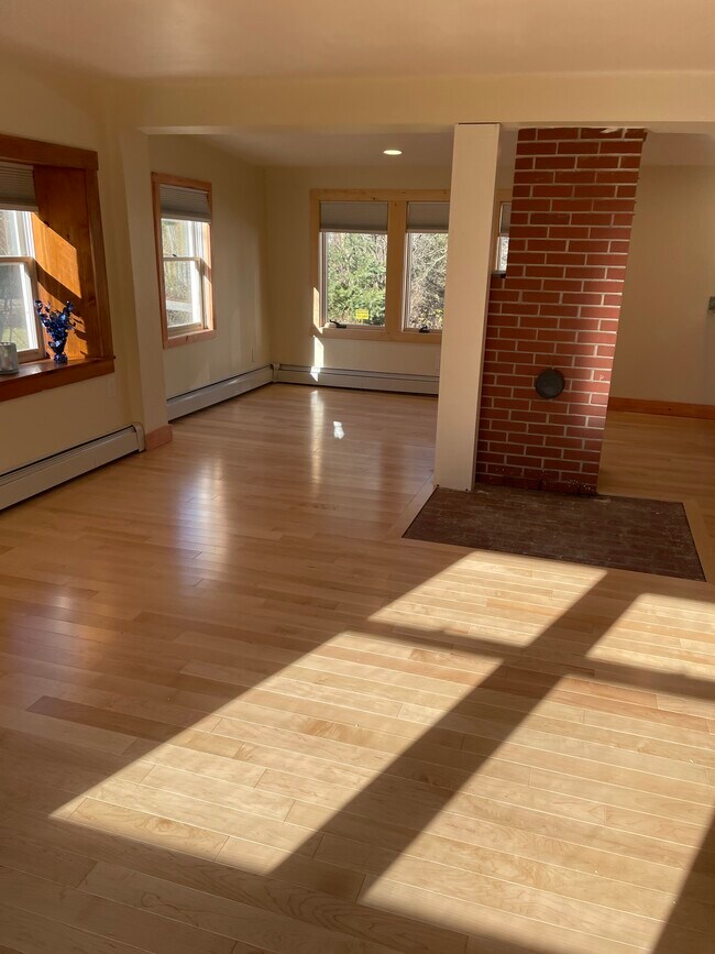 Sala principal - 310 Wadleigh Falls Rd