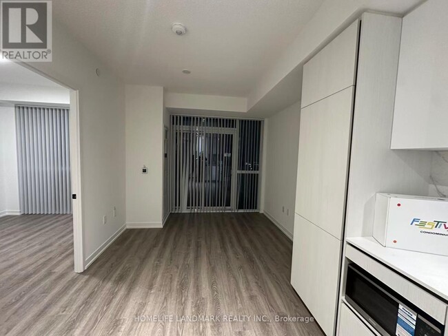 Photo du bâtiment - 8 Interchange Wy