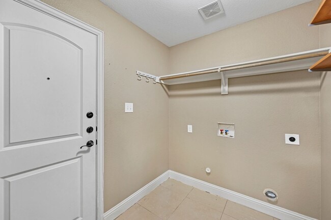 Building Photo - Beautifully Updated 4 bedroom 2.5 bath in ...