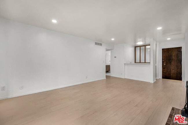 Building Photo - 406 N Oakhurst Dr