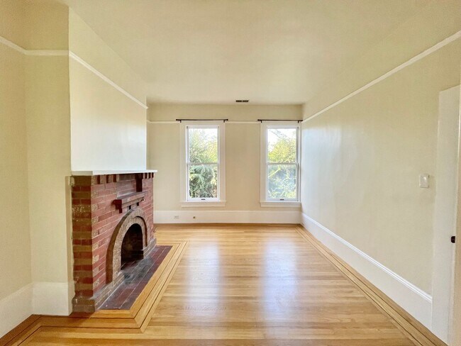 Foto del edificio - 3 Bed, 2 Full Bath! Laundry! Shared Backya...