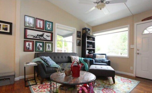 Foto del edificio - Updated 3 Bed Home with Vaulted Ceilings, Solar Panels & Large Corner Lot- $200 Lease Sign On Bonus!