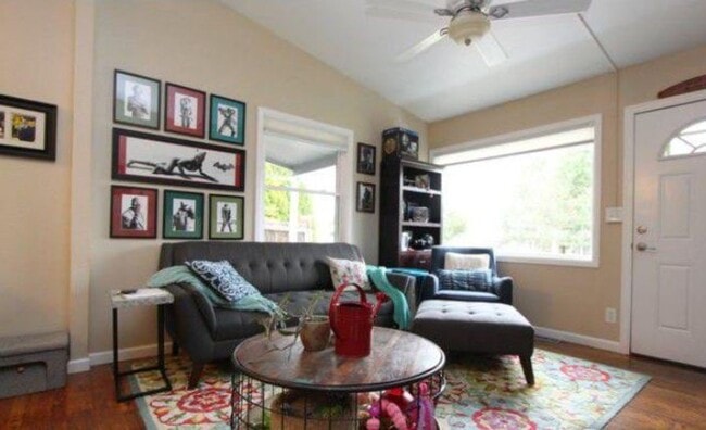 Foto del edificio - Updated 3 Bed Home with Vaulted Ceilings, Solar Panels & Large Corner Lot!