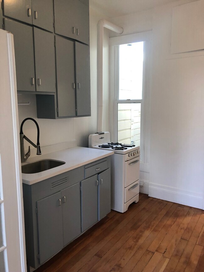 Kitchen - 221 Jersey St