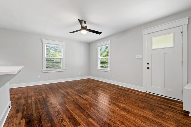 Building Photo - 2 Bedroom Ranch Style Home close to Downto...