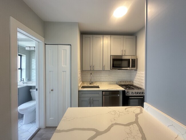 Foto del edificio - 545 W Belmont Ave