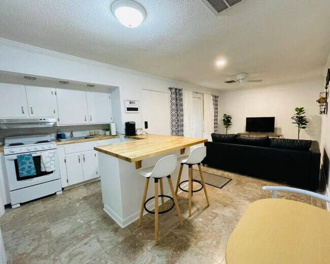 Building Photo - 615 Executive Golf Villas Rd