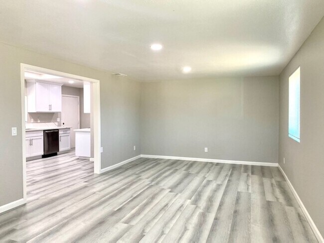 Foto del edificio - 4 Bedroom Offers Country Living In The Heart Of Lincoln!