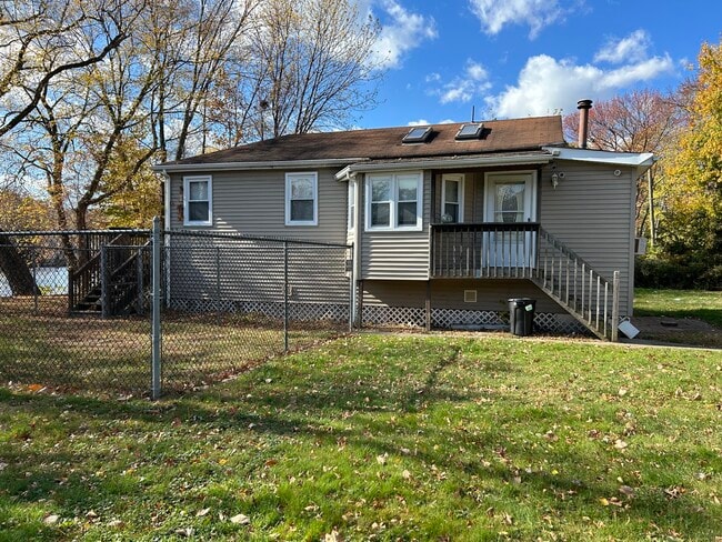 Building Photo - 111 Riverlawn Dr