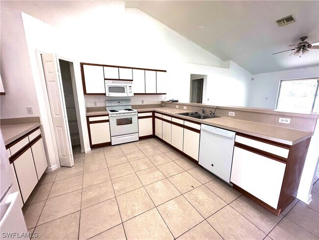 Foto del edificio - 2740 NE 5th Pl