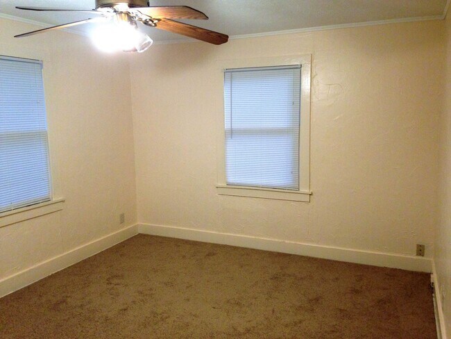 Building Photo - **CHARMING 2/1 BENTON HOME**