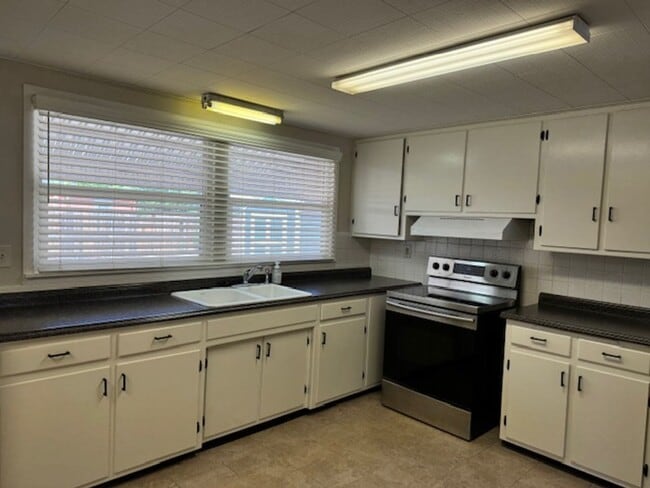 Building Photo - ALL PROSPECTIVE TENANTS MUST SUBMIT A $58 ...