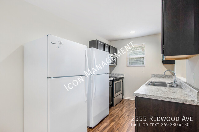 Foto del edificio - 2555 Redwood Ave