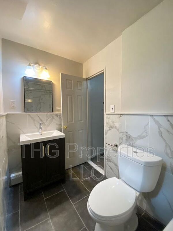 Foto del edificio - 315 W 8th St