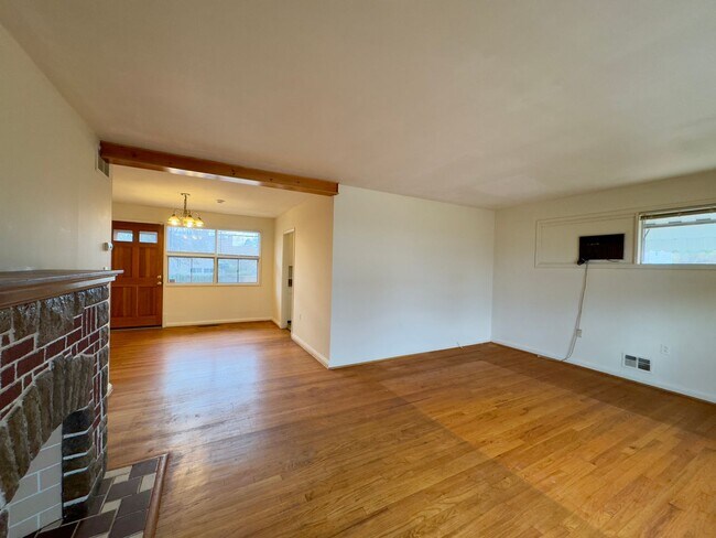 Foto del edificio - Charming 3 Bedroom/1 Bathroom Home with Large Backyard in Waltherson, MD!