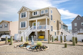 Building Photo - 207 Ceylon Ave