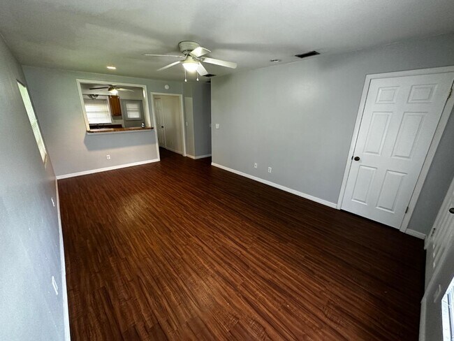 Building Photo - 610 Emerald Ave