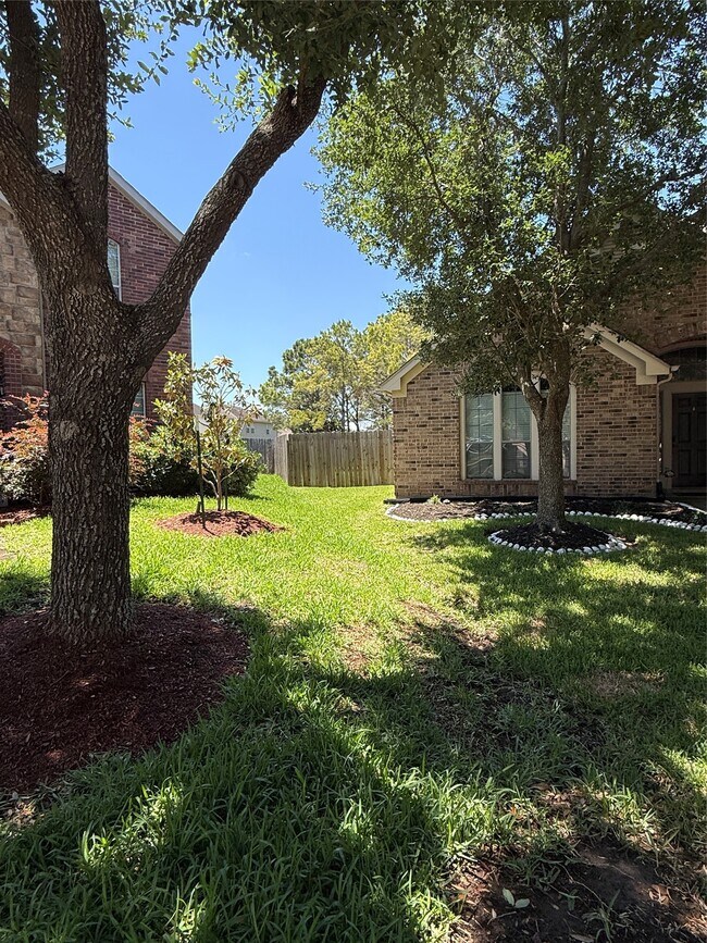 Foto del edificio - 7418 Lakesage Ln