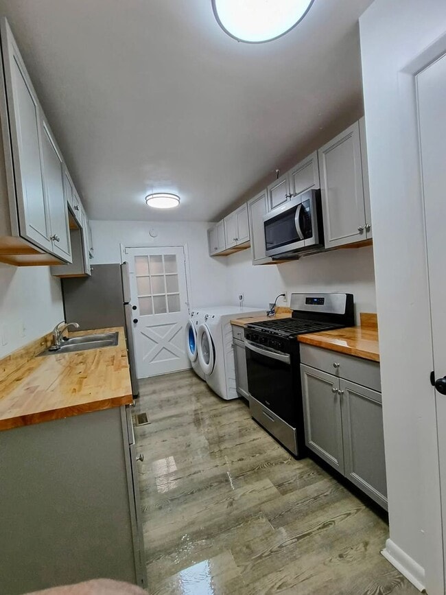 Foto del edificio - 6408 Blue Bird Dr