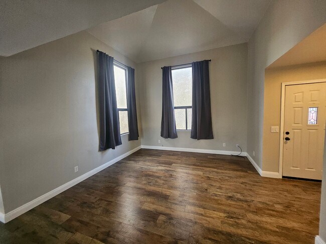 Building Photo - 3 Bedroom Home Located in Palo Verde Meadows