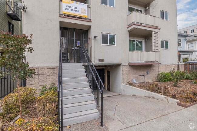 Entrada - 2540 Regent St
