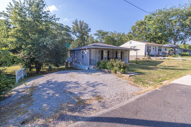 Building Photo - 2807 Flora Dr